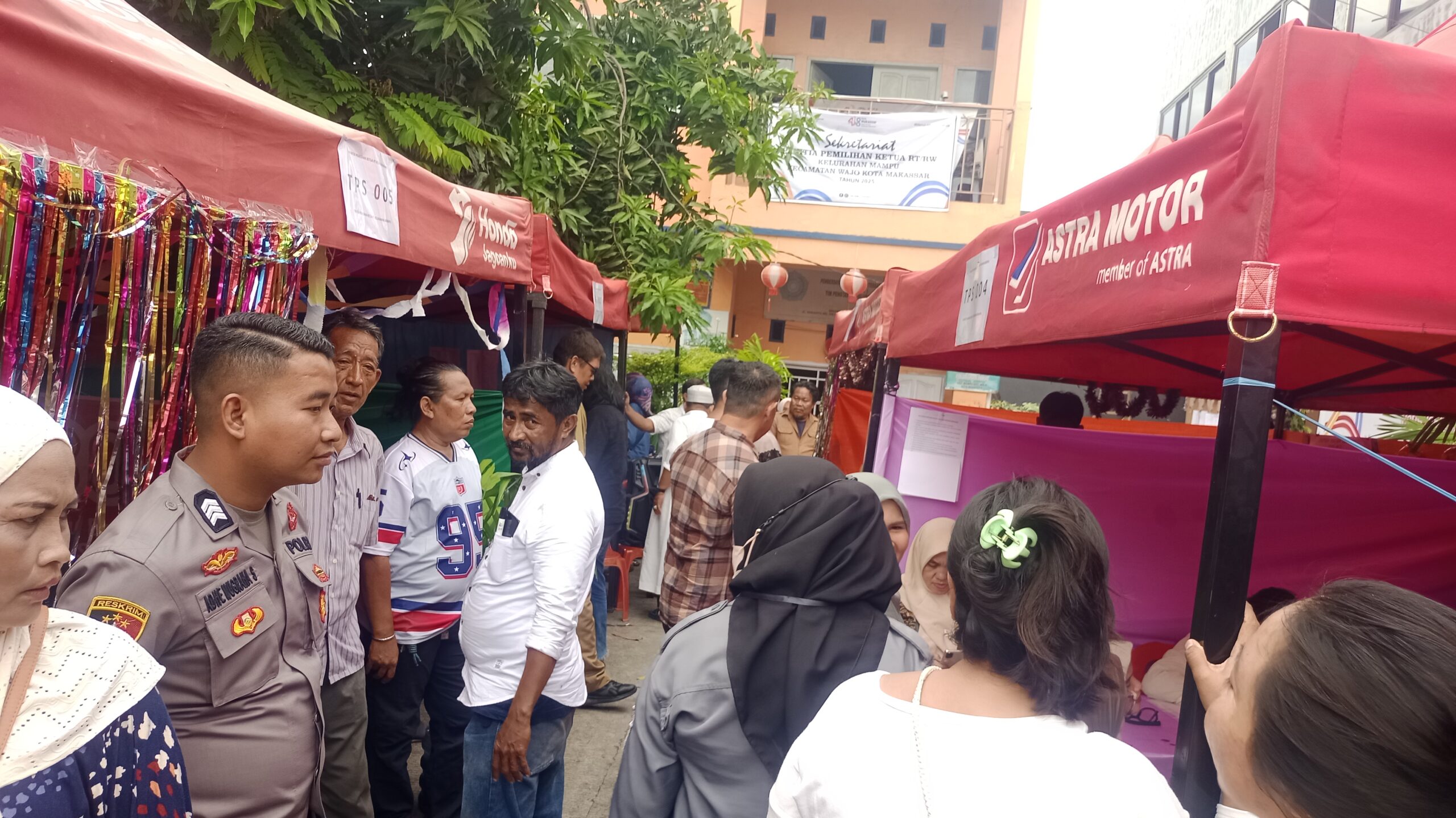 Warga Kelurahan Mampu Antusias Datangi TPS Untuk Memilih Ketua RT 