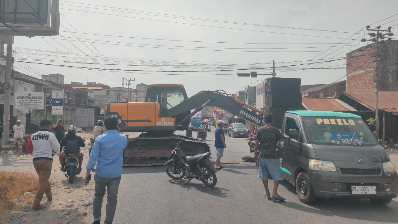 Massa Aksi DOB Blokade Jalan, Ratusan Truk Masih Tertahan di Luwu 