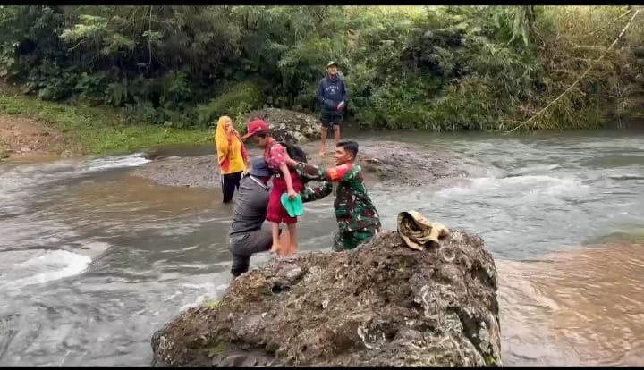 Babinsa Tompobulu Kabupaten Pangkep, Rutin Jaga Keselamatan Warga di Tengah Keterbatasan Akses