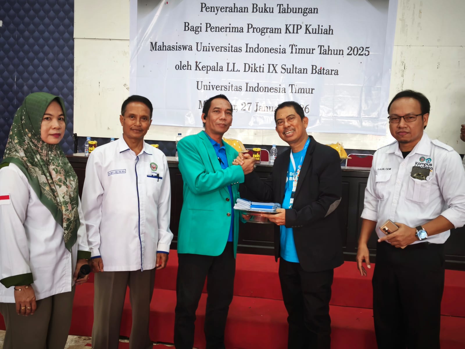 Kepala LLDIKTI Wil.IX Menyerahkan Buku Tabungan KIP Kuliah kepada Rektor UIT