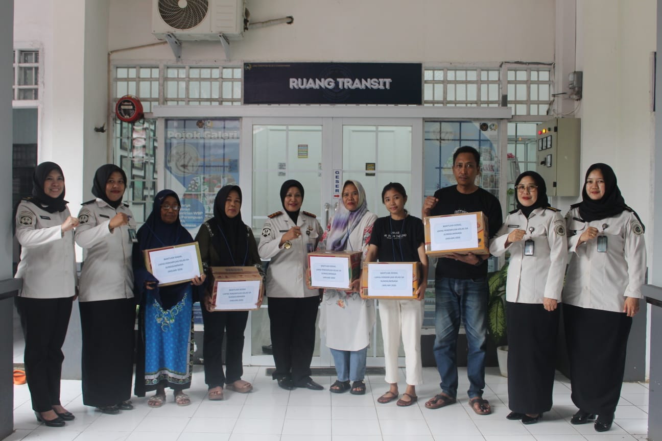 Keluarga WBP Terima Paket Sembako Dari Lapas Perempuan Sungguminasa 