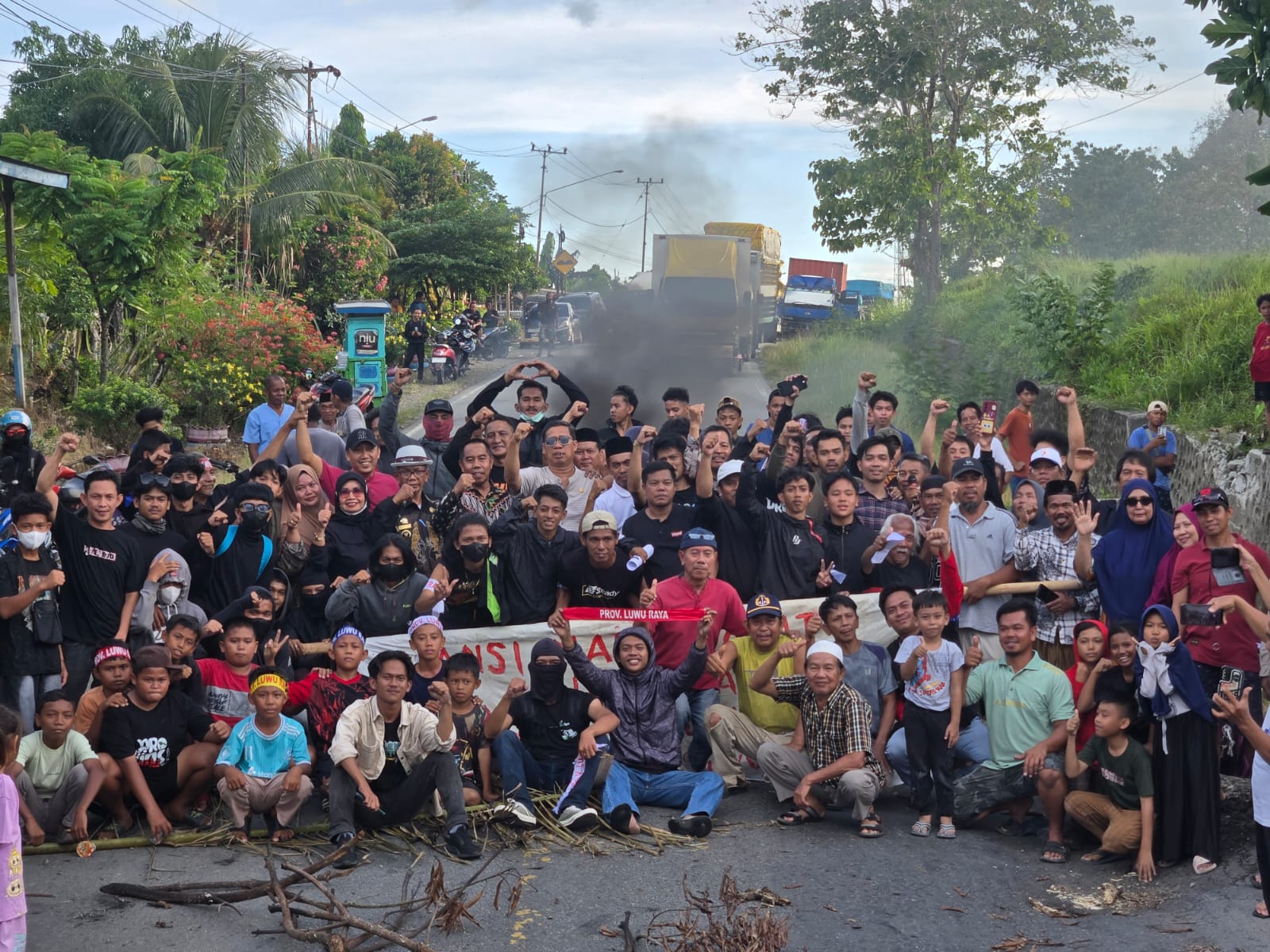 Blokade Jalan Trans Sulawesi, Masyarakat Larsel Tuntut Pemekaran Luwu Raya