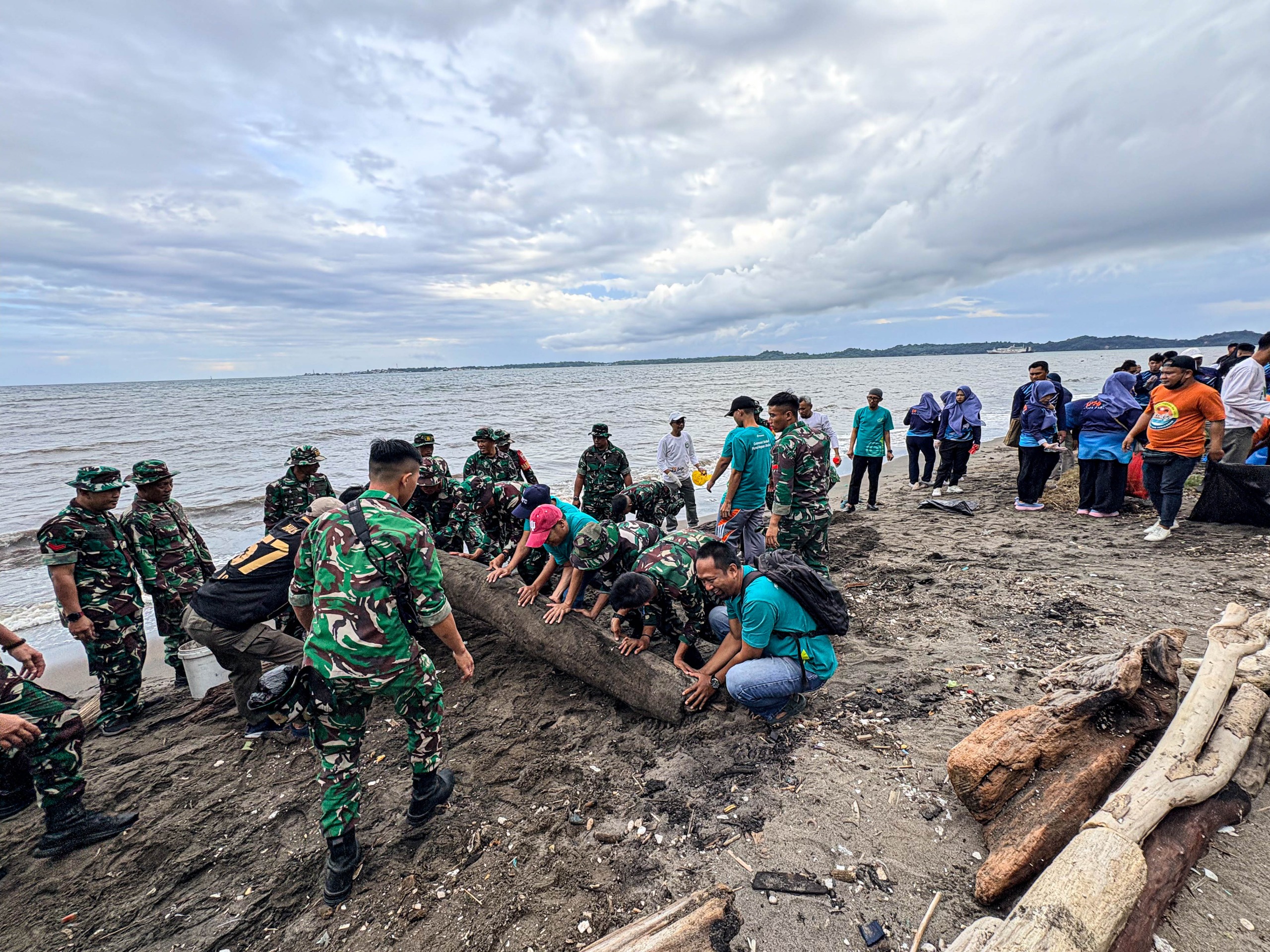 Sinergi TNI-Polri dan Pemkot Parepare Bersihkan Lingkungan di Pesisir Pantai, Wujudkan Indonesia ASRI 