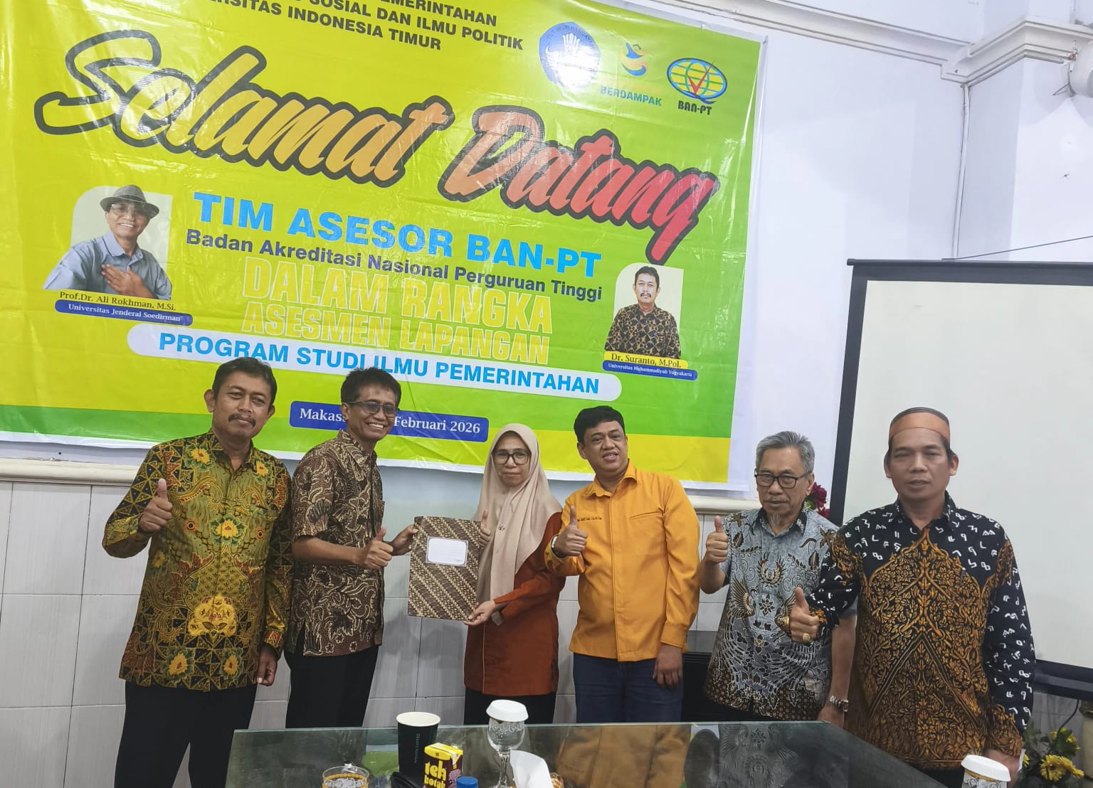 Asesor BAN PT Serahkan Berita Acara kepada Dekan dan Ka.Prodi Ilmu Pemerintahan UIT 