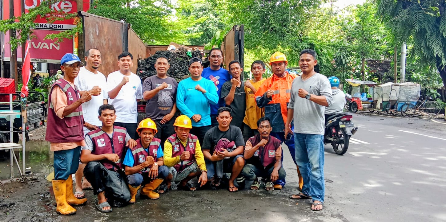 Camat Mariso Awali Tugas Dengan Memantau Pembersihan Drainase di Jalan Opu Daeng Risaju 3