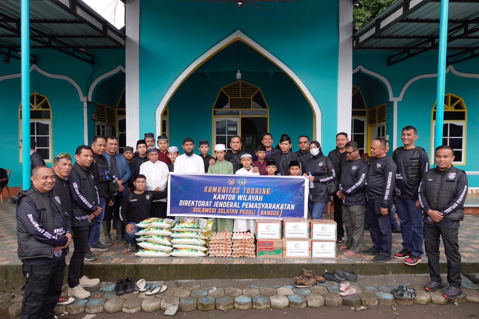 Lapas Narkotika Sungguminasa Touring Bersama Kanwil Ditjenpas Sulsel, Berikan Bantuan Bagi Masyarakat 