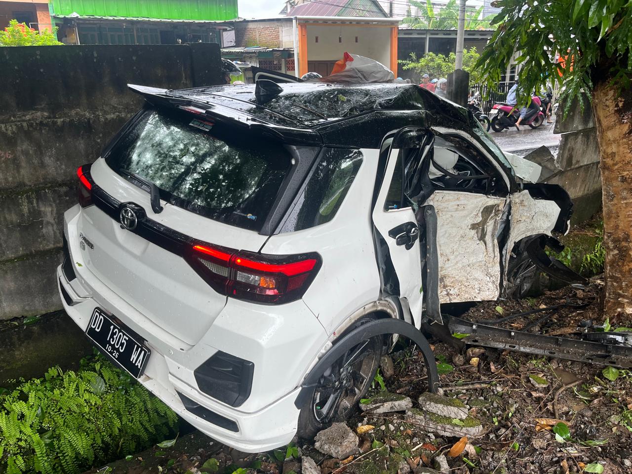 Akibat Mobil Menabrak Pembatas Jalan, Istri Anggota DPRD Sulsel Tewas 