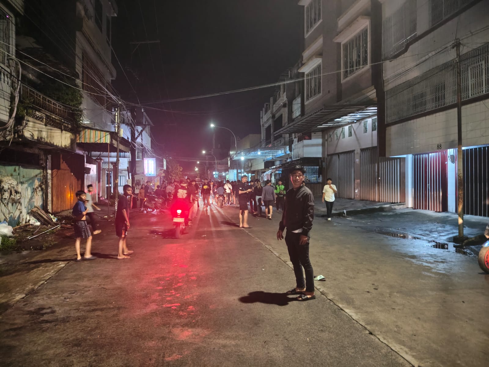 Personel Polsek Wajo Bubarkan Kelompok Remaja di Kelurahan Mampu Karena Ganggu Aktivitas Warga 