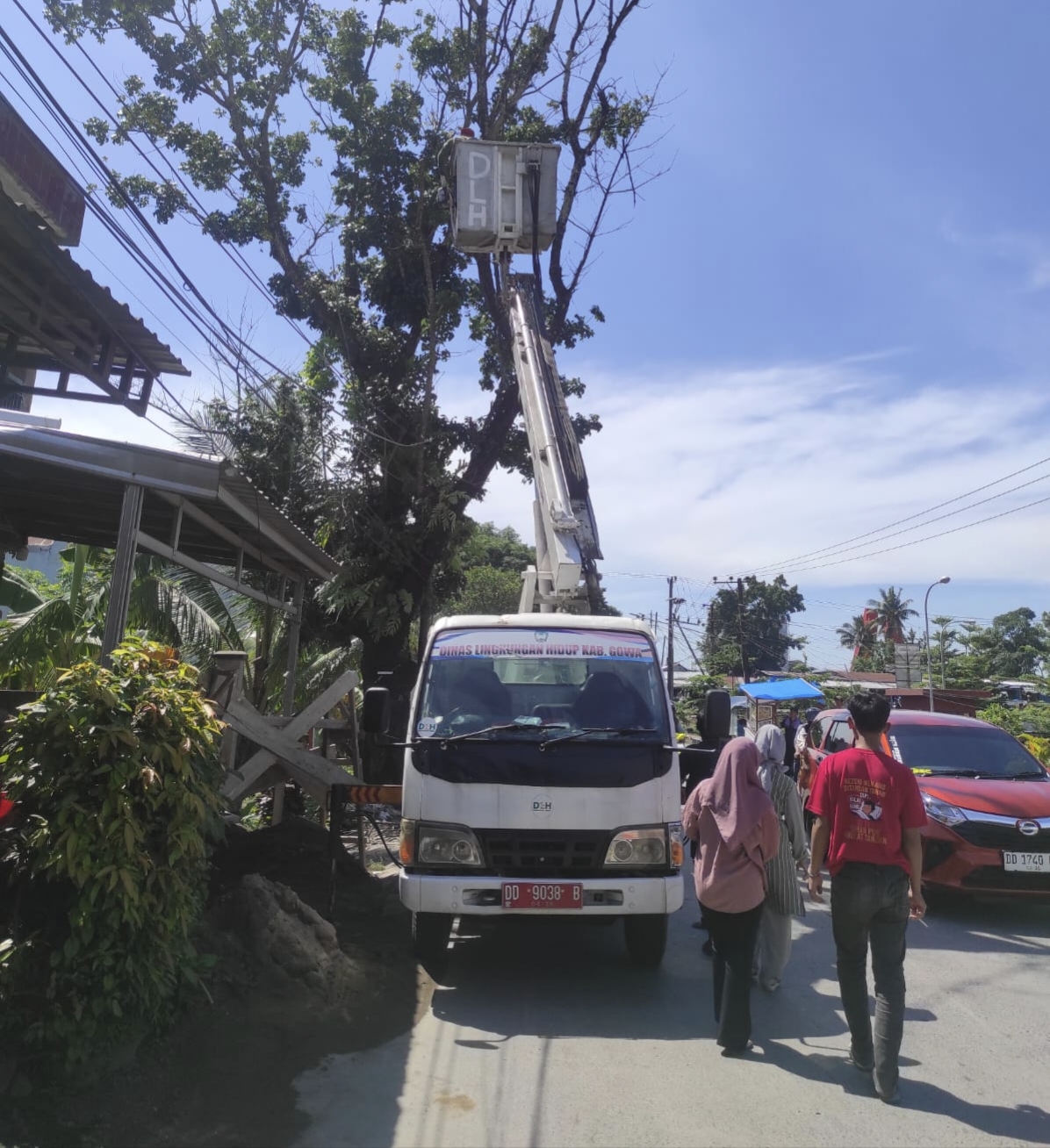 Jaga Estetika Kota, DLH Gowa Intens Pangkas dan Penataan Pohon