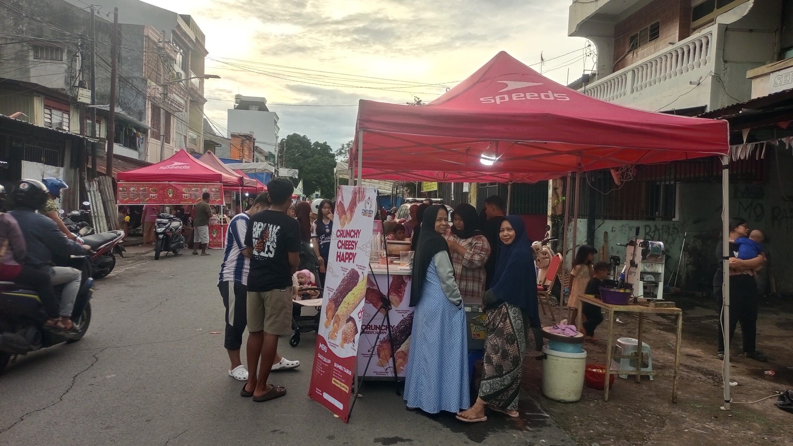 Warga Kunjungi Kampung Ramadhan Mampu Untuk Beli Takjil Buka Puasa 