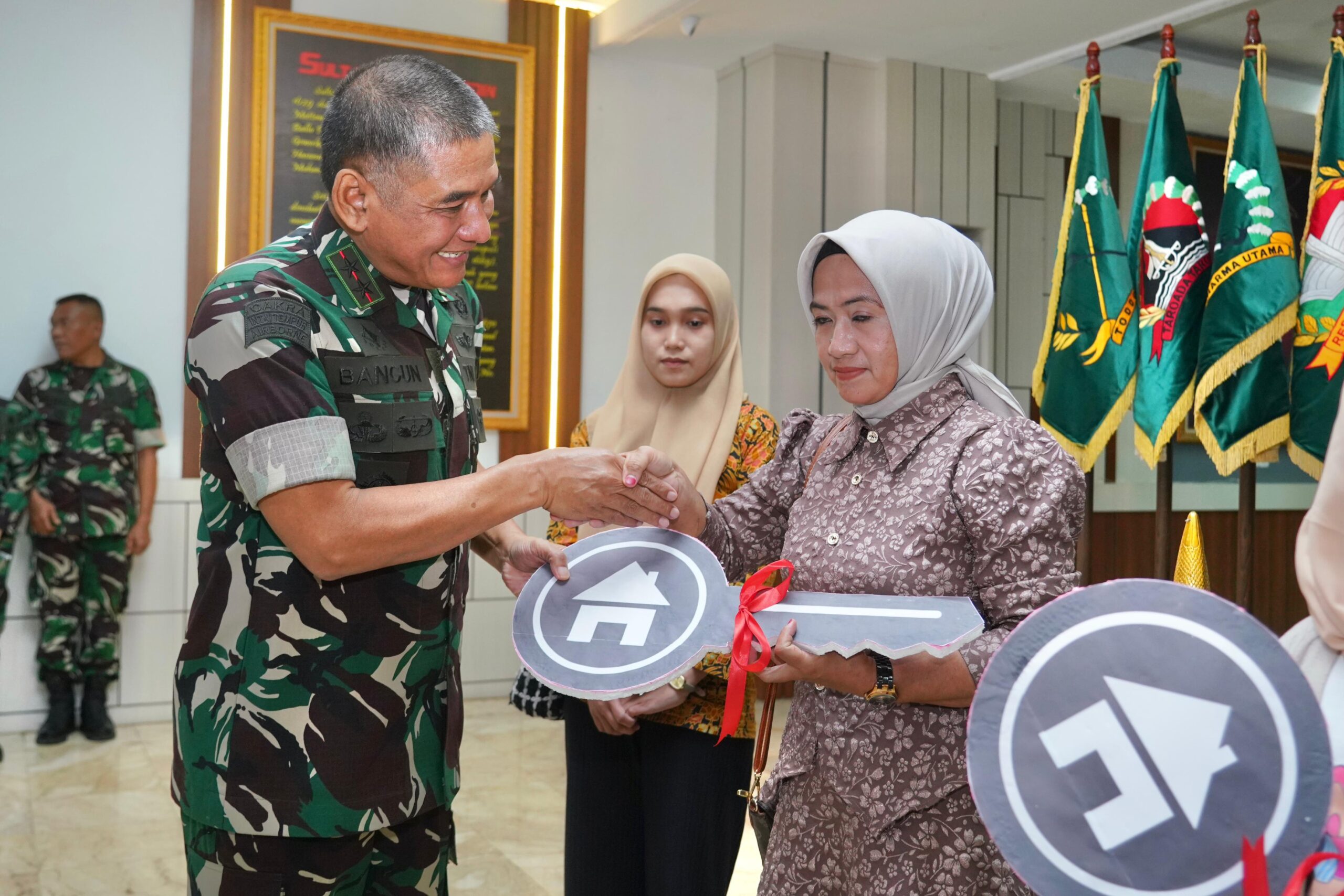 Negara Hadir Untuk Pejuang Bangsa, Pangdam Hasanuddin Serahkan Santunan Rumah Tahap II