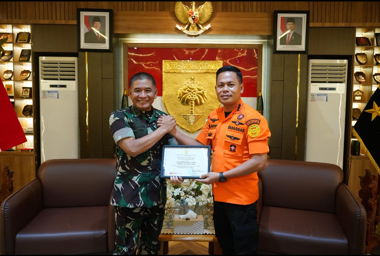 Pangdam Hasanuddin Terima Penghargaan Kabasarnas RI atas Dedikasi Operasi SAR di Gunung Bulusaraung