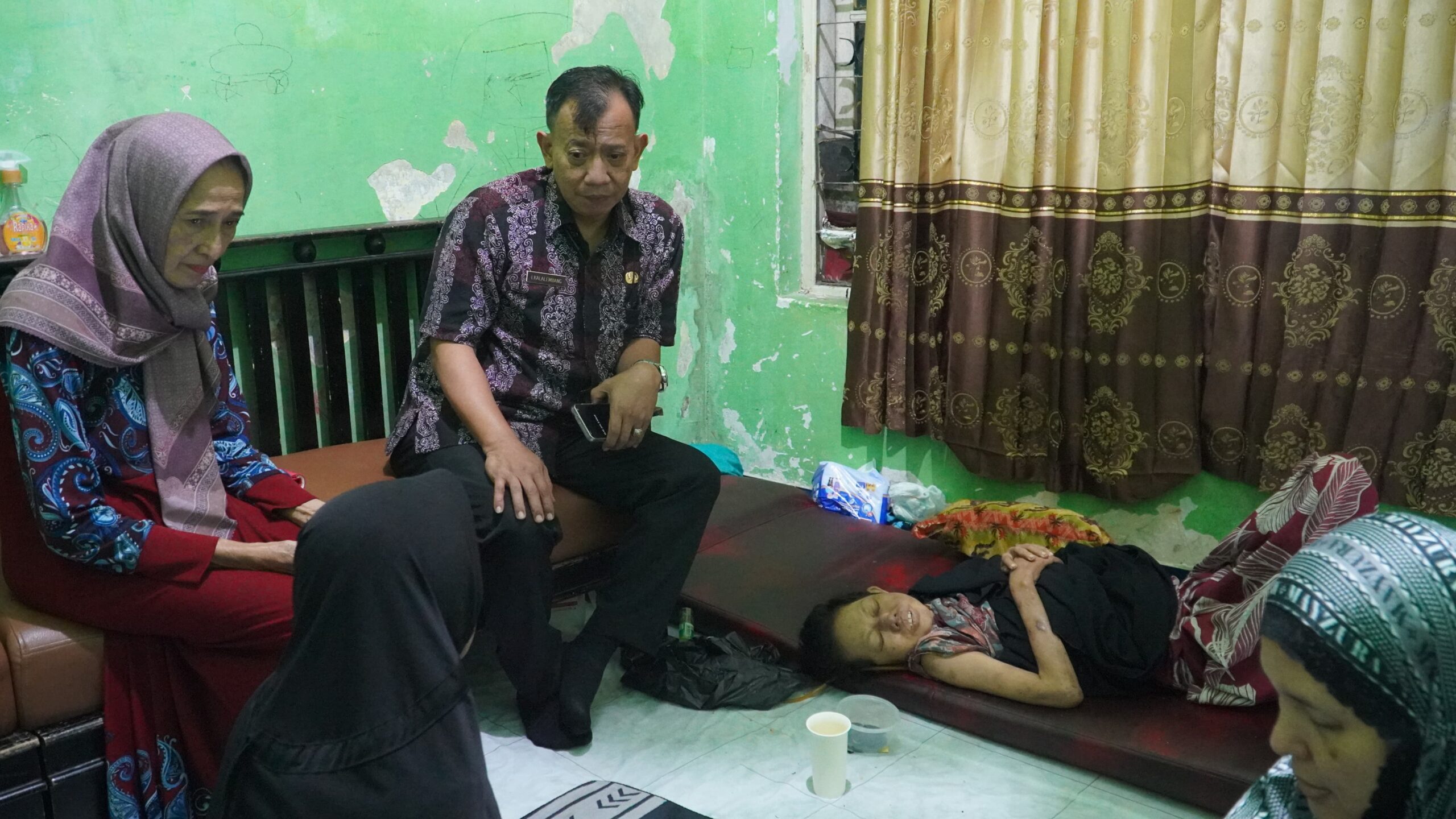 Camat Wajo Kunjungi Erni Irfan, Penjahit Sarung Yang Berjuang Melawan Penyakit Menahun