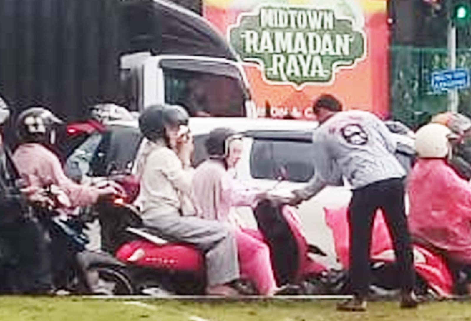 Jelang Berbuka Puasa Hotel Premier Makassar Berbagi Takjil