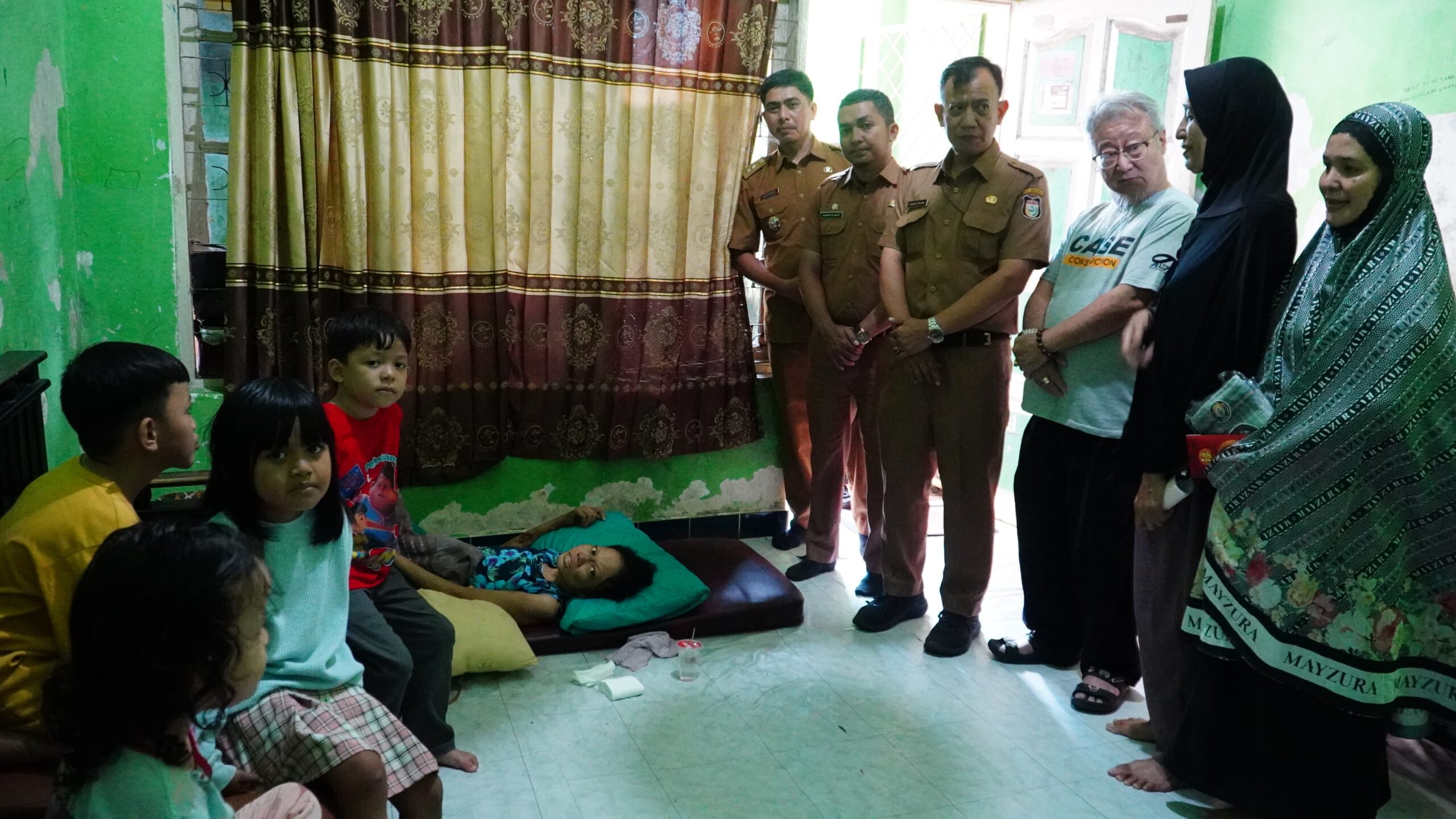 Peduli Sesama, Camat Wajo Bersama Ketua Walubi Sulsel Kunjungi Kediaman Erni Yang Mengidap Penyakit Kronis 