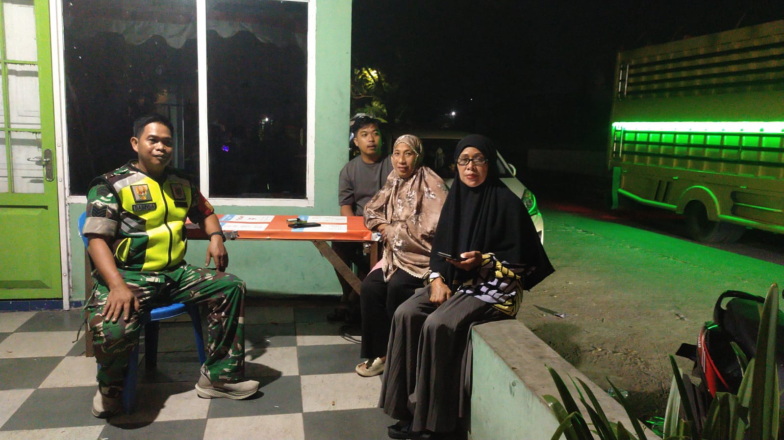 Perkuat Kamtibmas Ramadhan, RT-RW Bersinergi Dengan Babinsa Kelurahan Mampu Posko Kamtibmas 