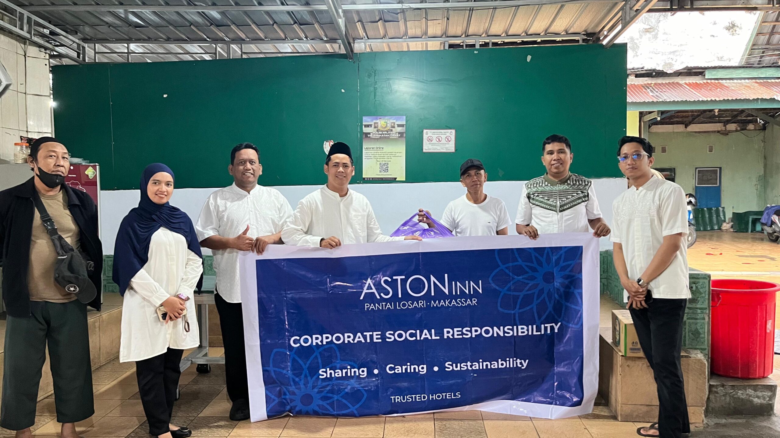 Tebar Kepedulian di Bulan Ramadan, Aston Inn Pantai Losari Makassar Berbagi Takjil di Empat Masjid