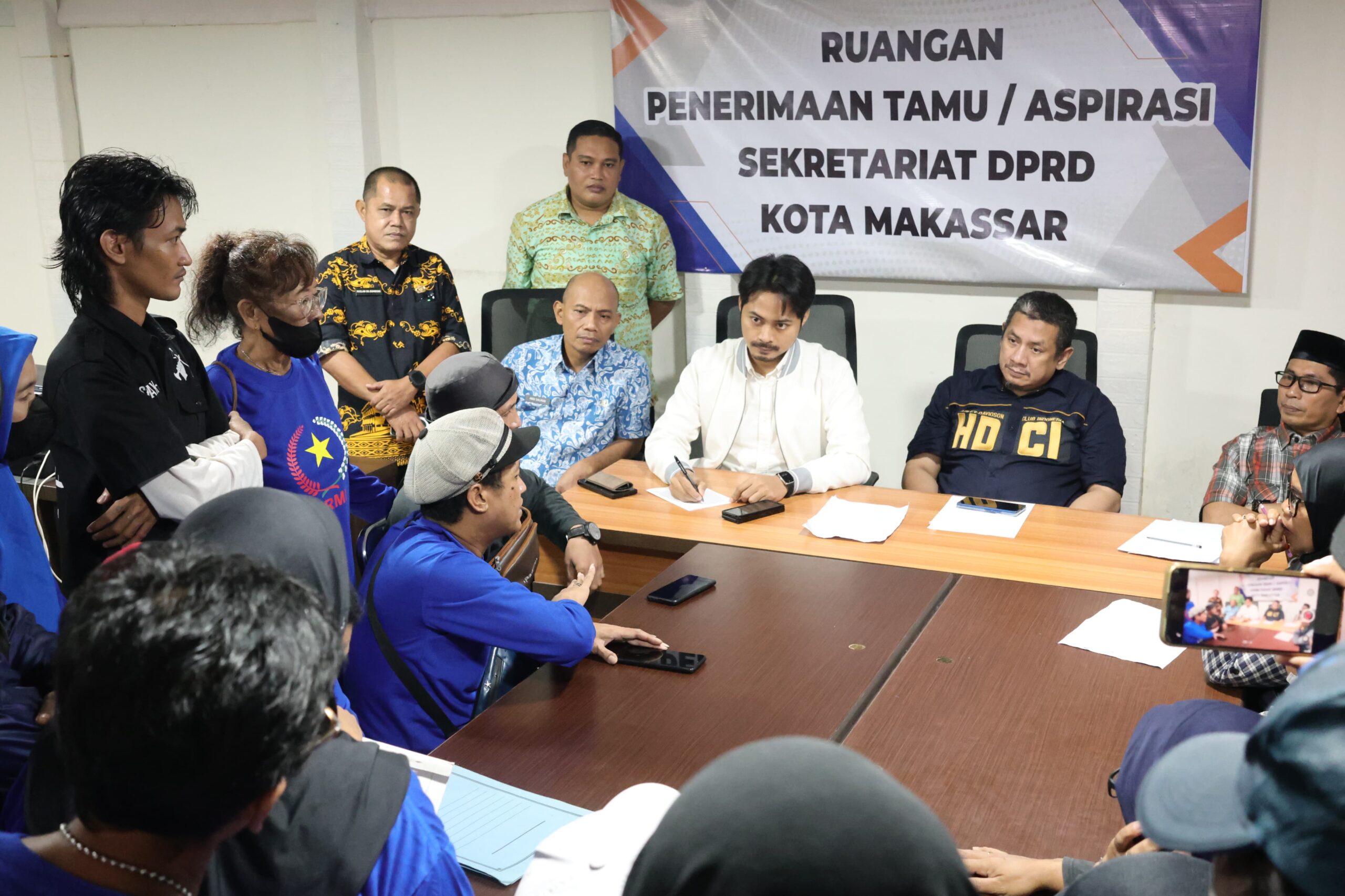 Terima Aspirasi PKL Pantai Losari, DPRD Makassar Minta Relokasi Ditunda Demi Kemanusiaan