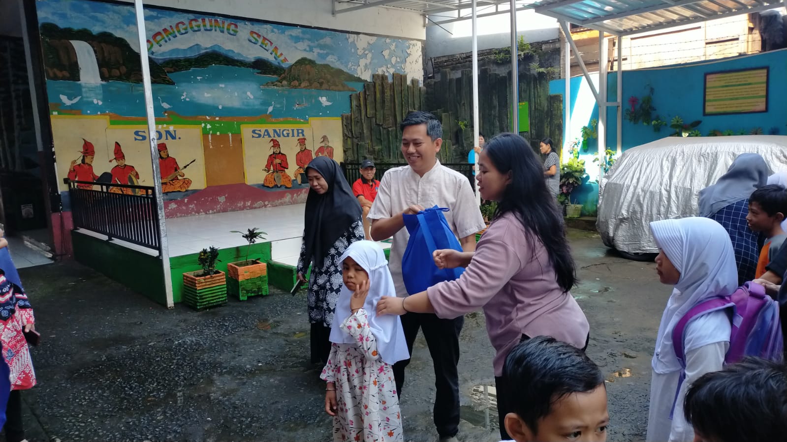 Berkah Ramadhan, UPT SPF SDN Sangir Bagikan Paket Sembako Kepada Warga Kurang Mampu 