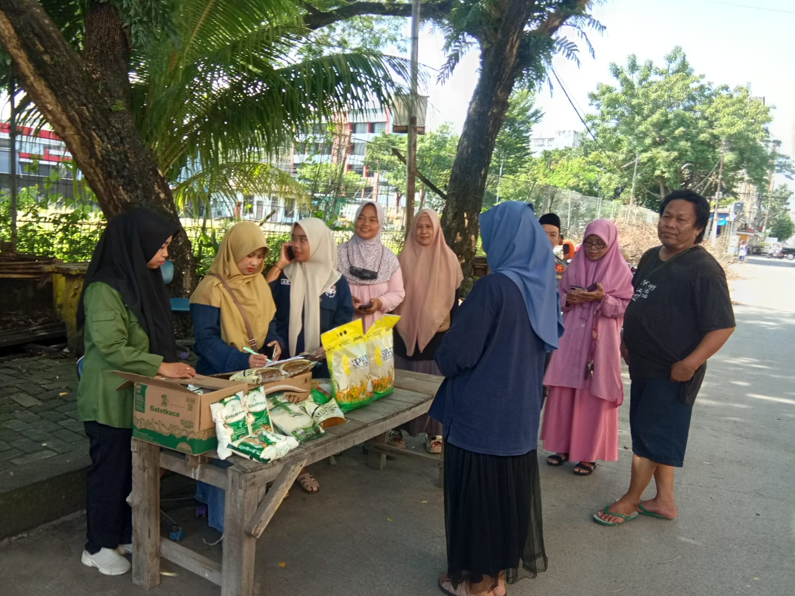 Lurah Mampu Bersama Dinas Ketahanan Pangan Makassar Gelar Pangan Murah Jelang Idul Fitri