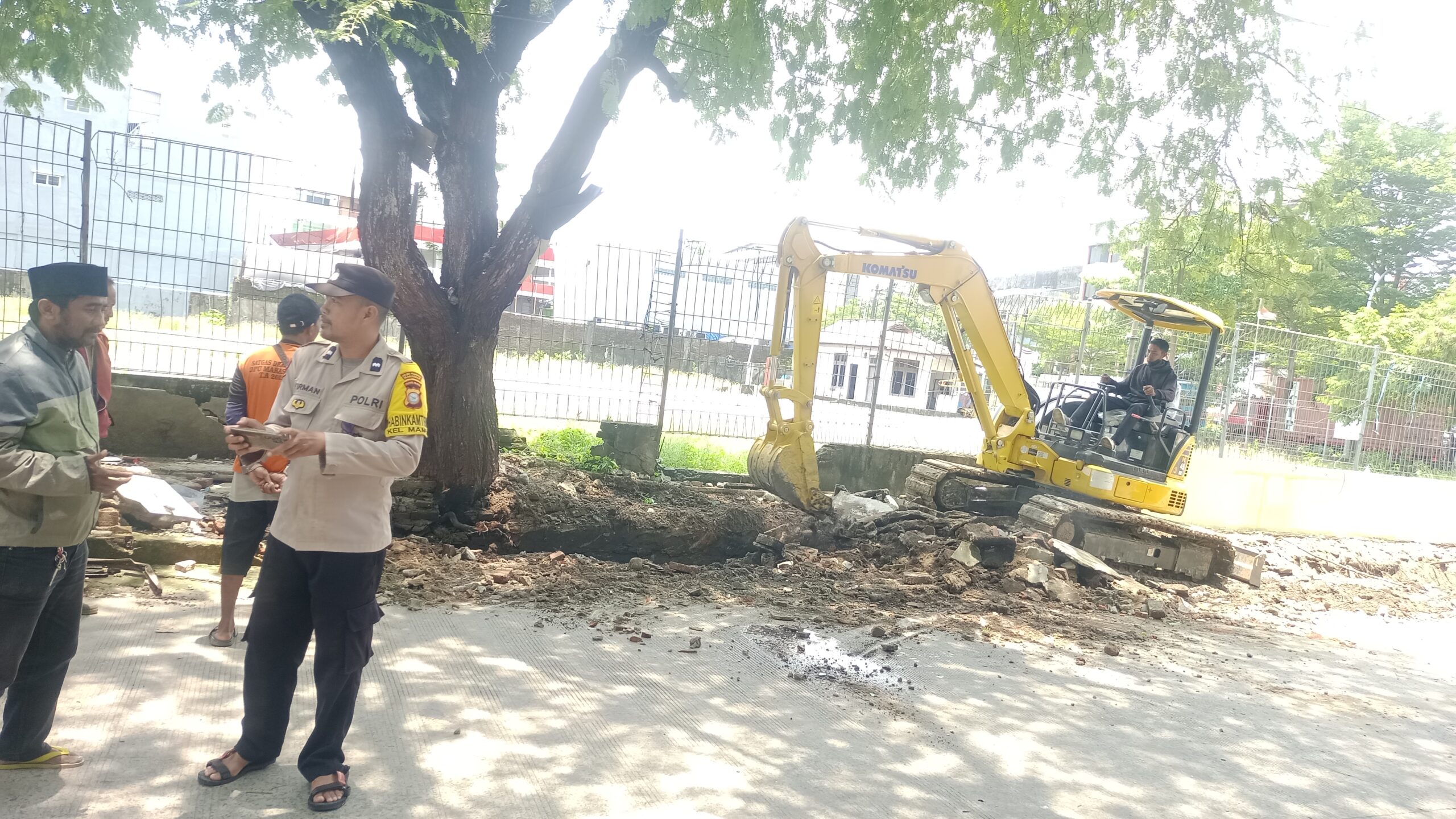 Usai Penertiban Lapak PKL, Dinas PU Makassar Laksanakan Pengerukan Drainase di Kelurahan Mampu 