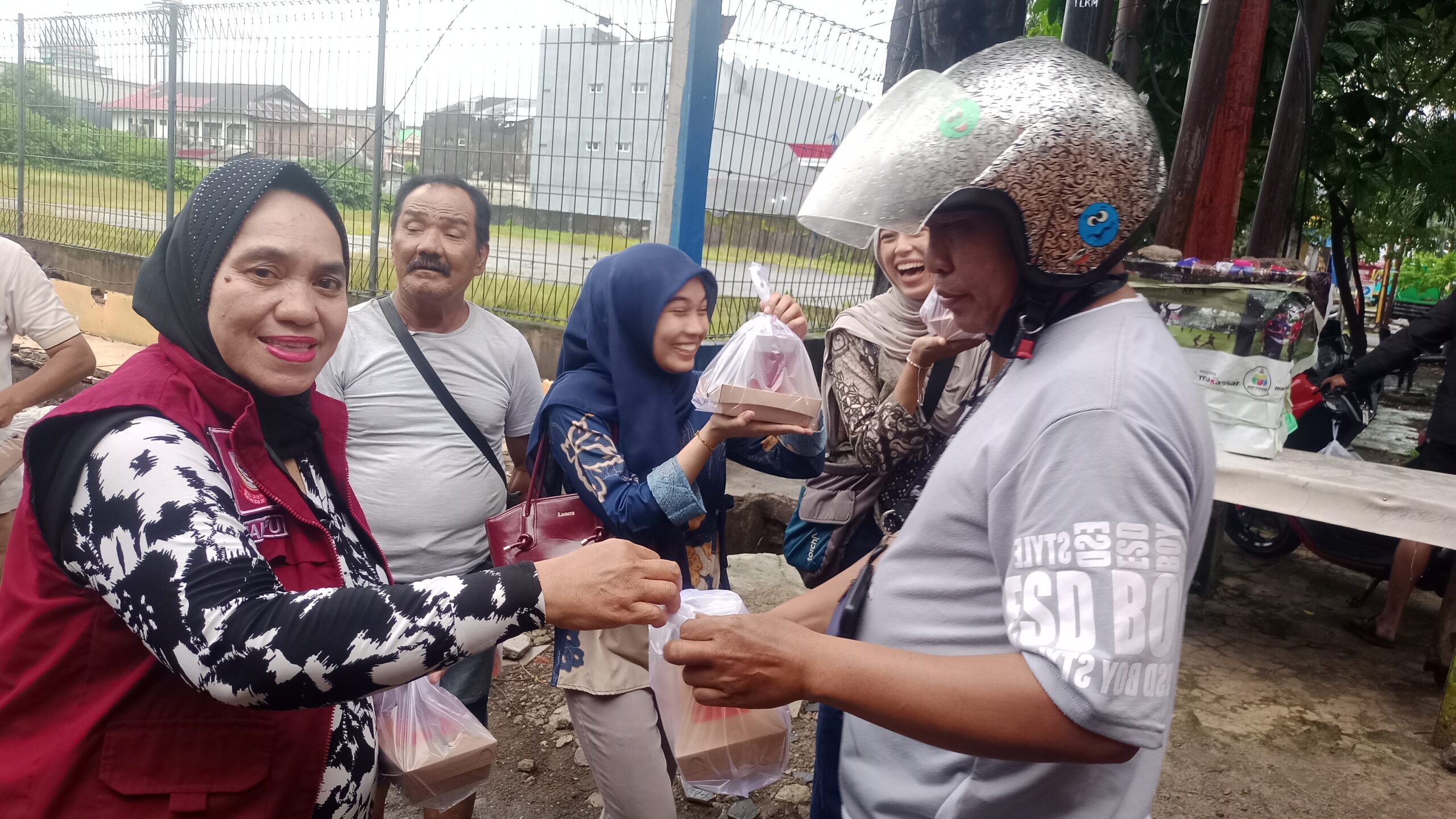 LPM dan Panitia Kampung Ramadhan Mampu Berbagi Takjil ke Pengendara