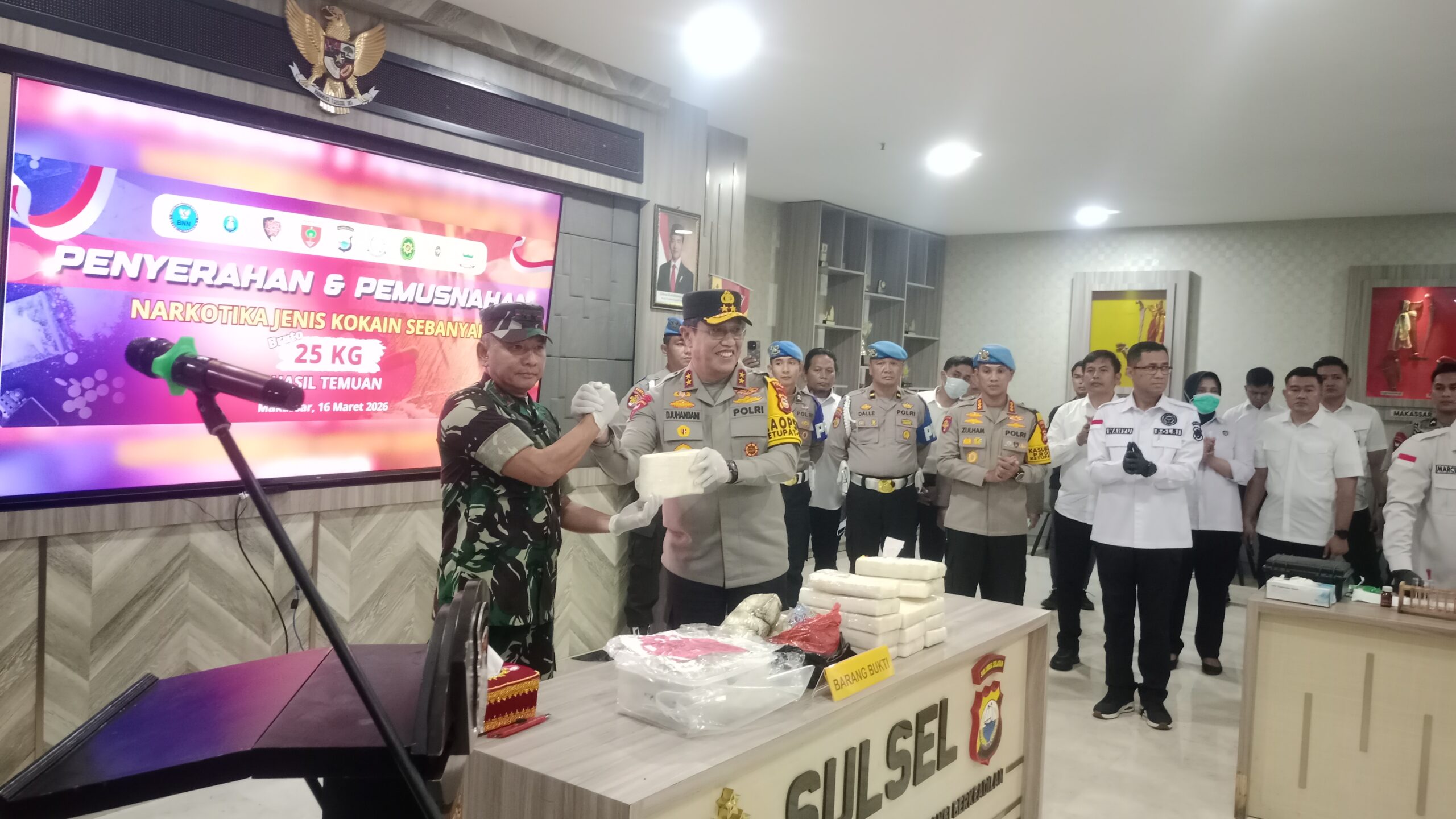Pangdam Hasanuddin Serahkan 25 Kg Kokain Terdampar di Perairan Selayar ke Polda Sulsel 