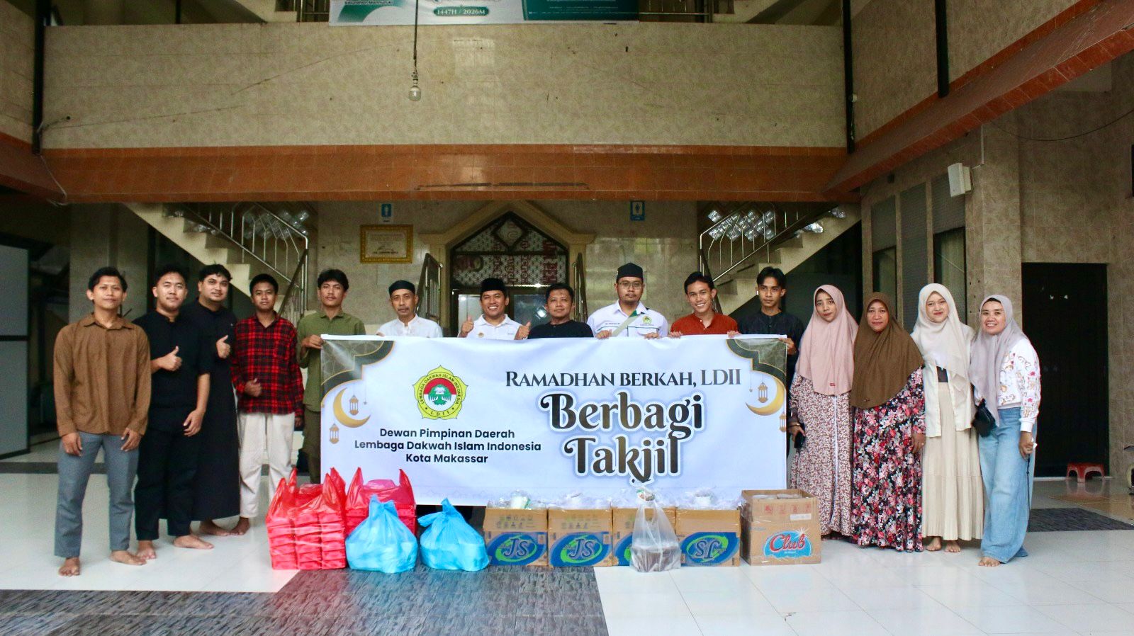 Wujud Kepedulian Sosial, DPD LDII Kota Makassar Berbagi Takjil Door to Door dengan Warga