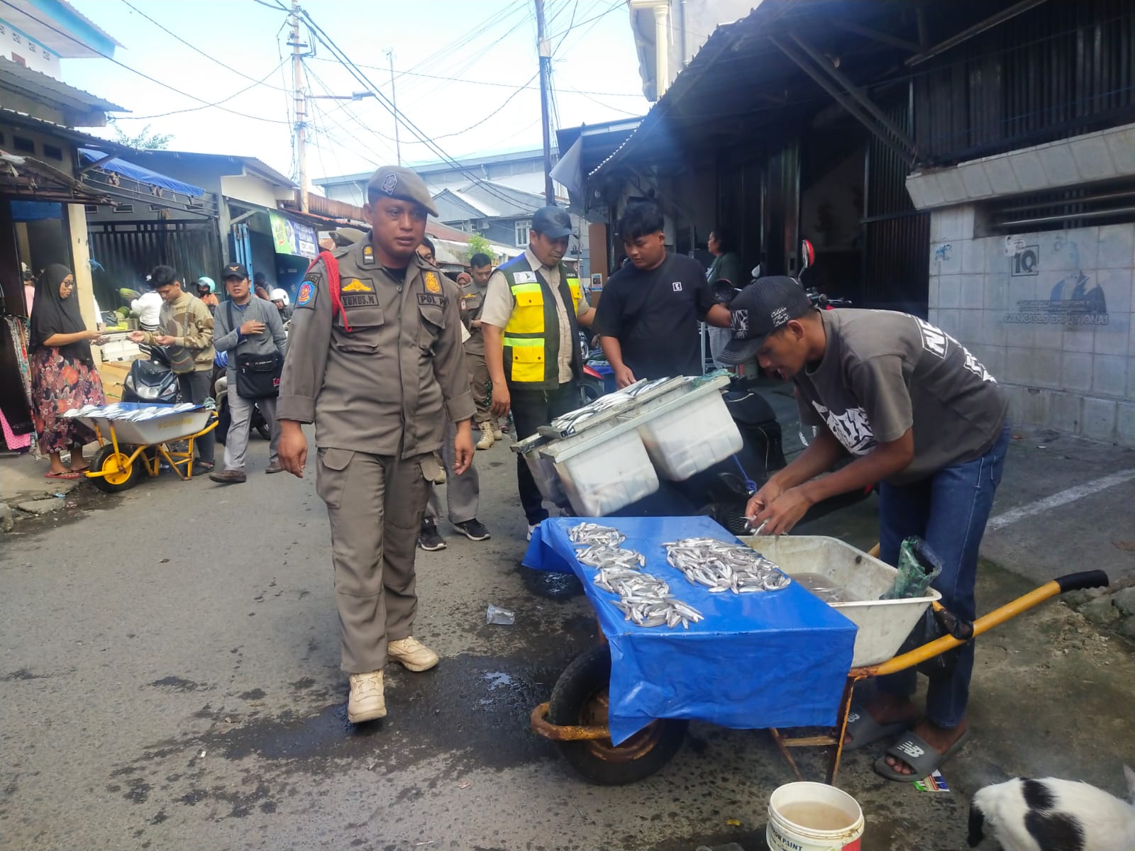 Satpol PP Mamajang Tertibkan PKL di Pasar Pamos, Jaga Kenyamanan Pengunjung