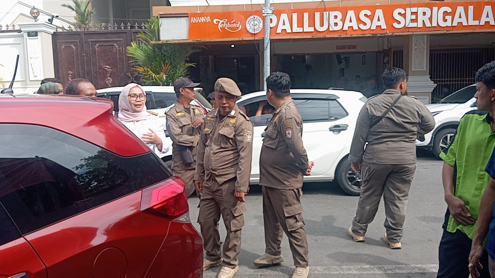 Satpol PP Bersinergi Dengan Lurah Mamajang Dalam, Ingatkan Penjual Pallubasa Membongkar Lapaknya di Area Fasum 