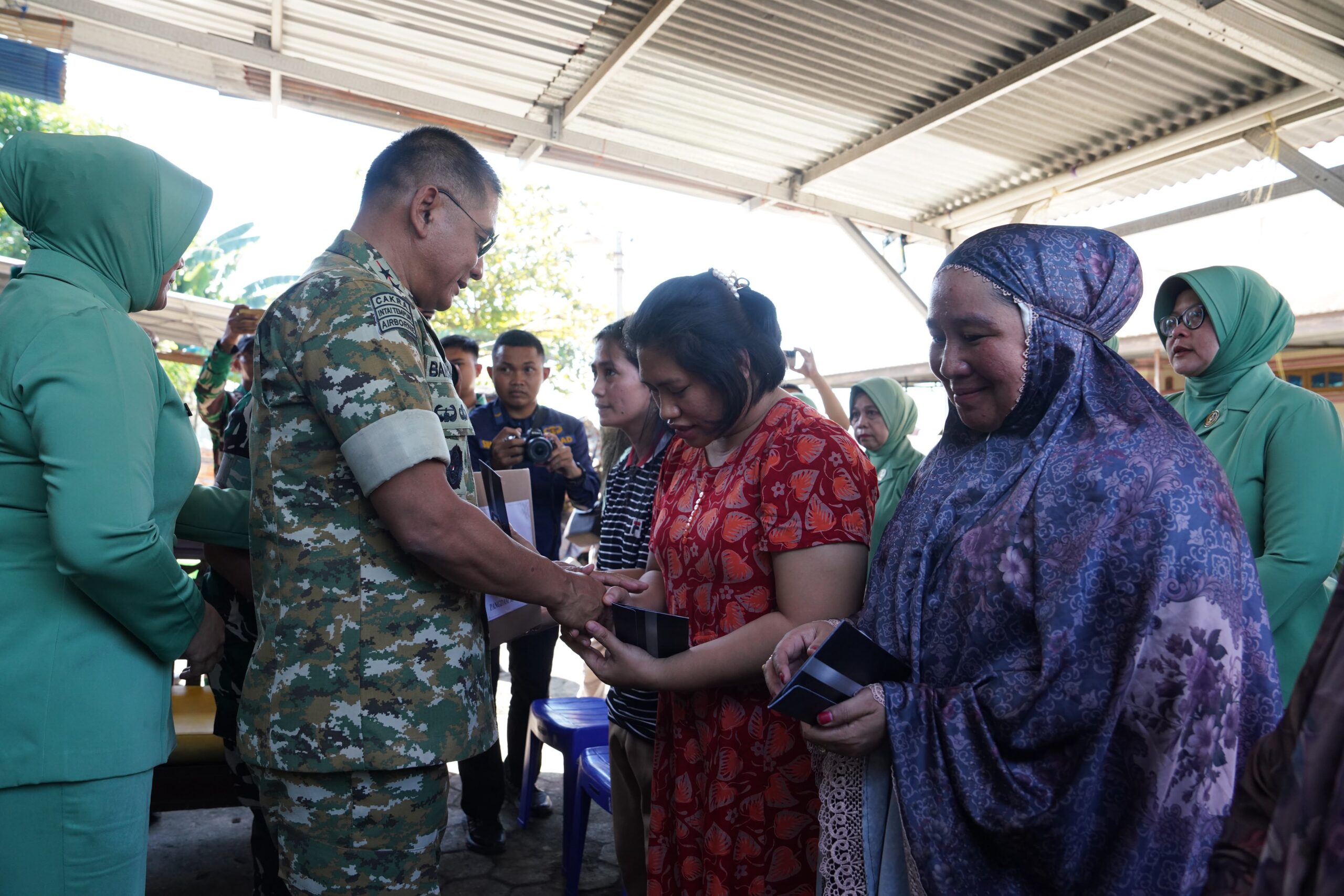 Pangdam Hasanuddin Beri Semangat serta Tali Asih kepada Korban Kebakaran Asmil Mawang