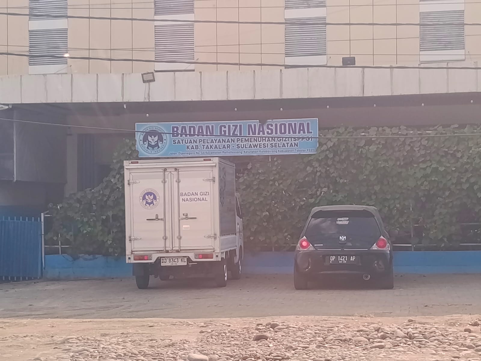 Dua Relawan MBG Kalabbirang 1 Takalar Diberhentikan, Diduga Ambil Lauk Ayam Sebelum Pemorsian