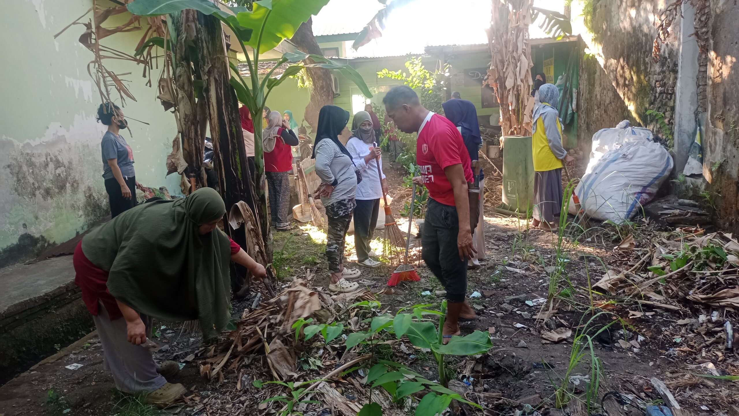 Lurah Mampu Pimpin Jumat Bersih di Aspom Gatot Subroto, Warga Kompak Dukung Program Kebersihan Pemkot Makassar