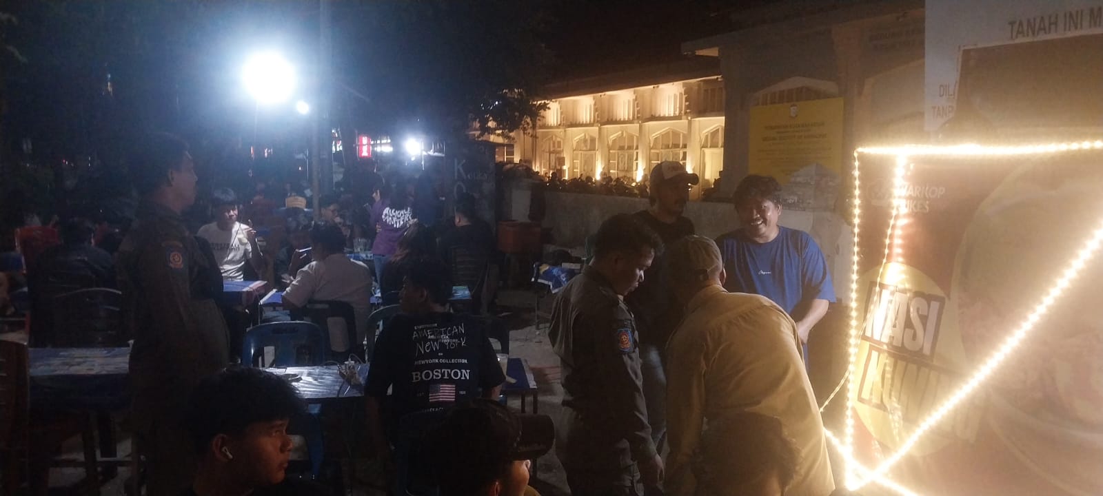 Patroli Malam Satpol PP dan Satlinmas Kecamatan Wajo Sasar THM, Jaga Kondusivitas Wilayah