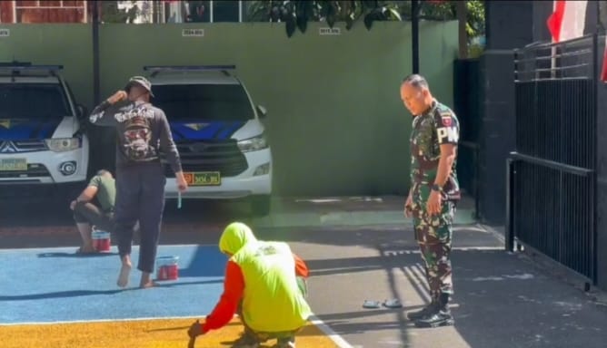 Denpom XIV/4 Makassar Perbaiki dan Cat Lapangan Voli, Tingkatkan Kelayakan Fasilitas Olahraga