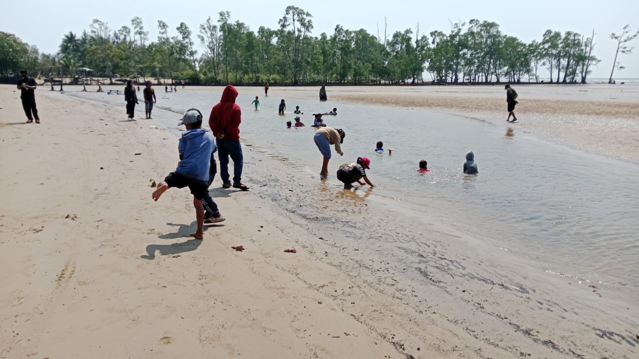 Mandi Safar di Pantai Pasir Putih Teluk Singkama Berpotensi Jadi Daya Tarik Wisata Kutai Timur