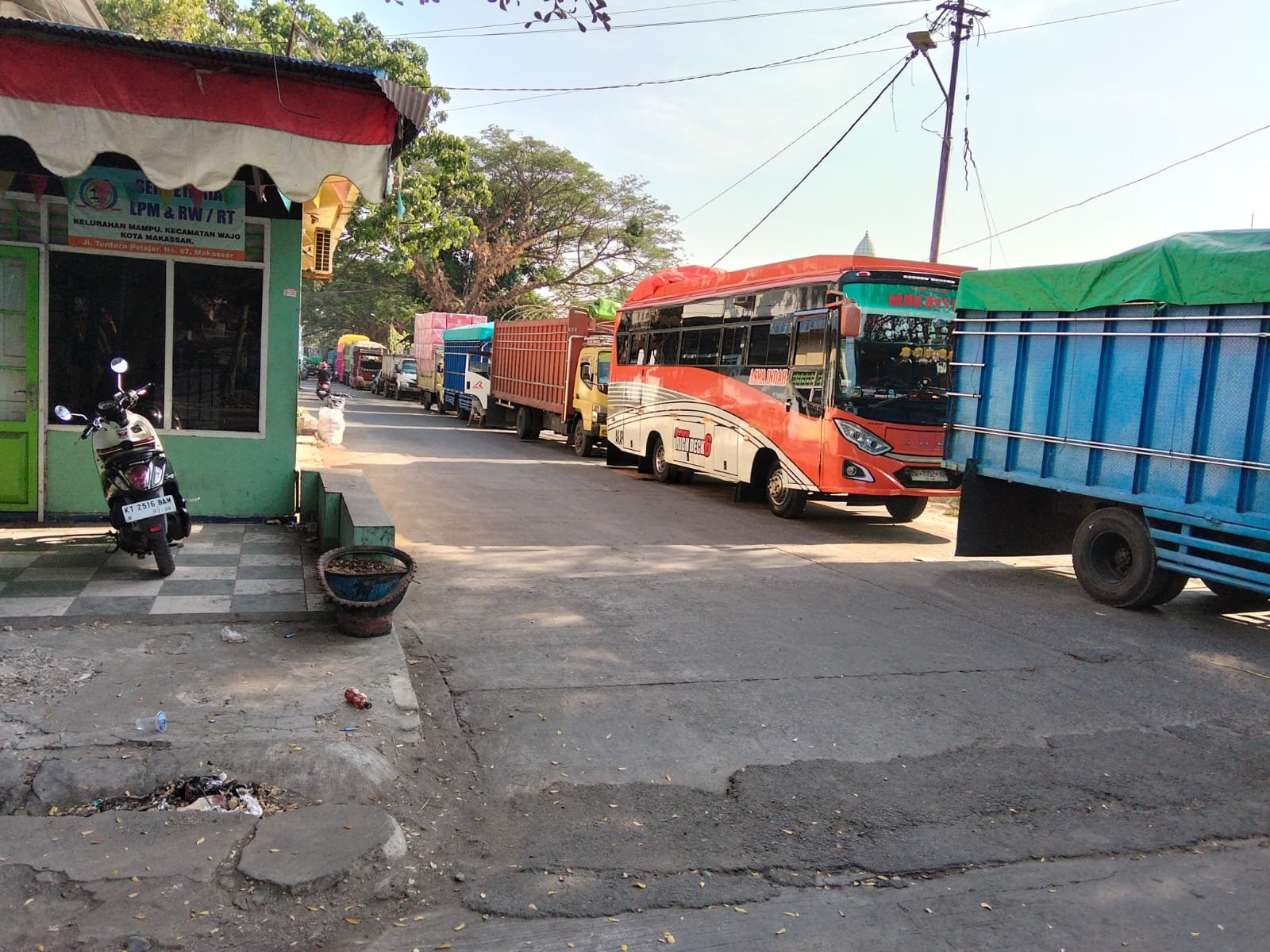 Tukang Parkir Ditikam Gunting Usai Tegur Dugaan Pemerasan Sopir Truk di Makassar
