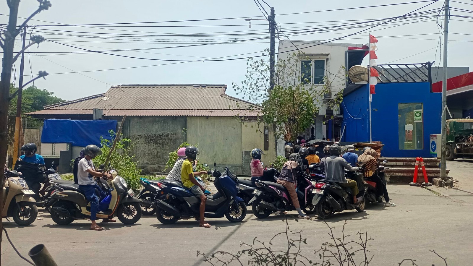 Kelangkaan BBM di Sejumlah SPBU Makassar Bikin Warga Resah, Ojol Keluhkan Antrean Panjang