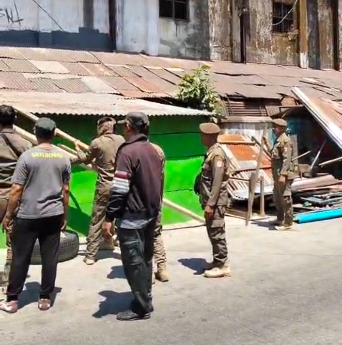 Empat Lapak PKL di Atas Drainase Jalan Dr Wahidin Kelurahan Mampu Dibongkar Persuasif